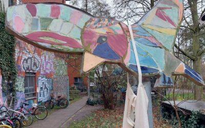 Keramikprojekt: Vögel im Stadtteil integriert