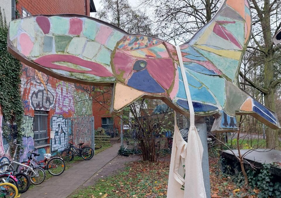 Keramikprojekt: Vögel im Stadtteil integriert